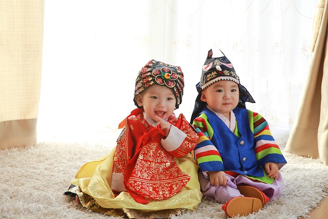 Van rompertjes tot jumpsuits: alles over babykleding soorten, materialen, trends en veiligheid